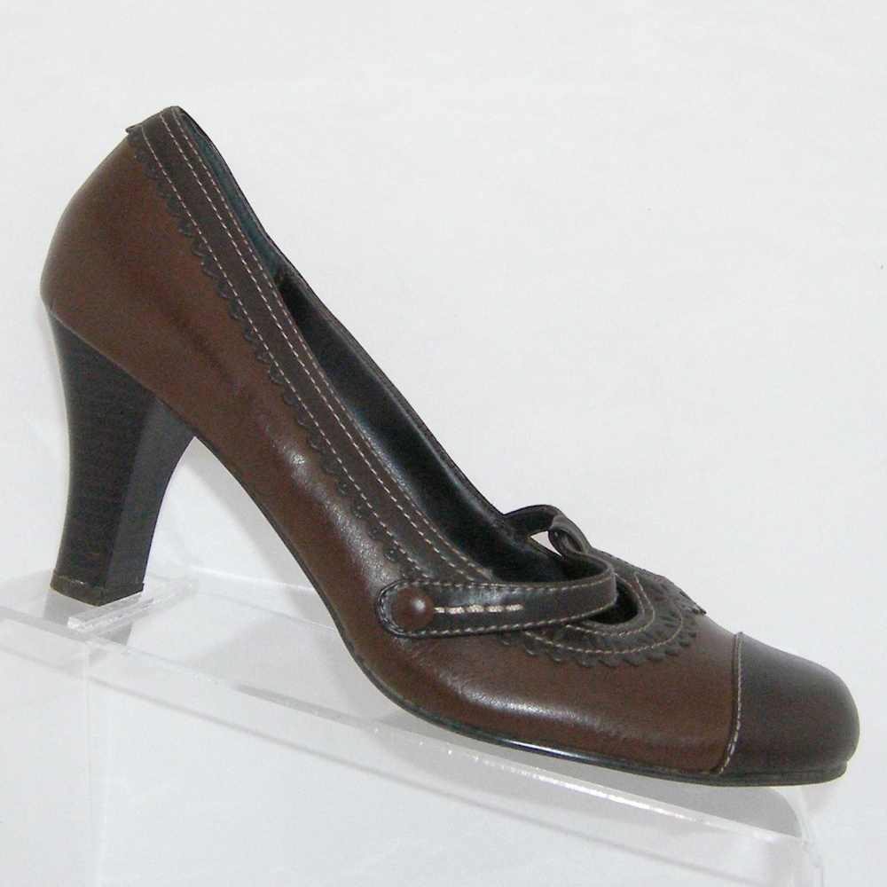 Mudd 'Maguire' brown round toe mary jane heels 10M